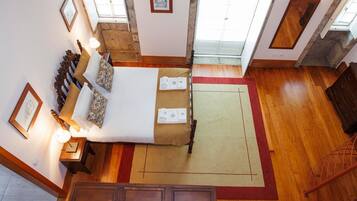 Een strijkplank/strijkijzer, internet, beddengoed