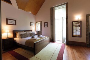 9 bedrooms, desk, iron/ironing board, WiFi