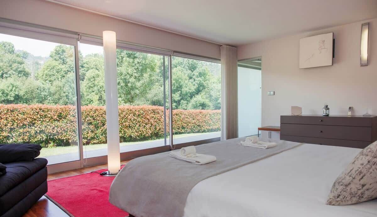 9 bedrooms, iron/ironing board, Internet, bed sheets