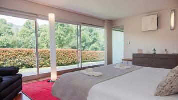 9 bedrooms, iron/ironing board, Internet, bed sheets