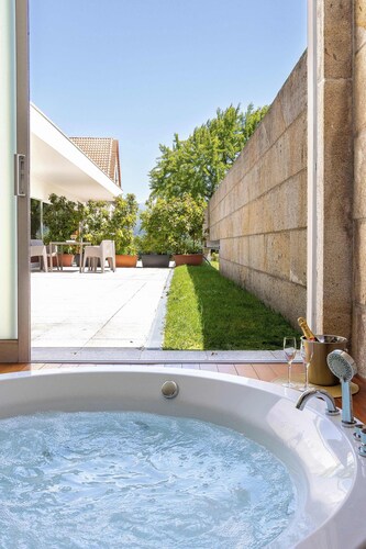 Luxury and Nature Retreat with Jacuzzi & BBQ
