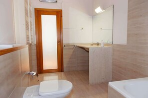 Doccia, asciugacapelli, asciugamani, shampoo