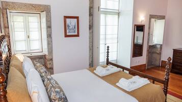 7 bedrooms, iron/ironing board, internet, bed sheets