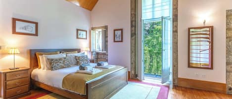 7 chambres, fer et planche à repasser, Wi-Fi, draps fournis