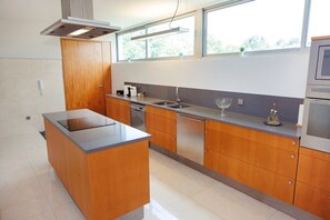 Een koelkast, een magnetron, een oven, een kookplaat