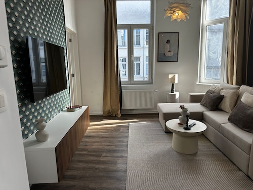 Stylish 1BR plus LR Apt Ghent Castle