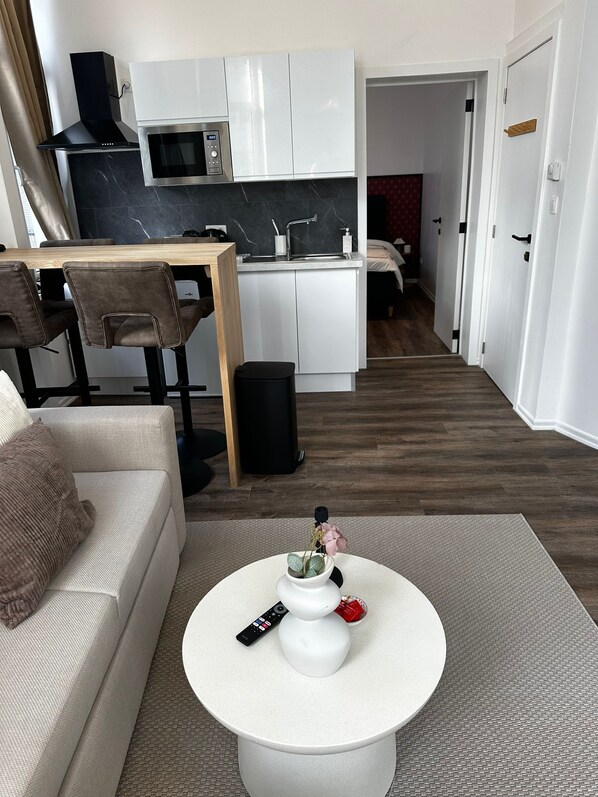 Appartement de base | Cuisine privée | Réfrigérateur, four à micro-ondes, un four, surface de cuisson