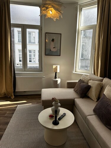Stylish 1BR plus LR Apt Ghent Castle