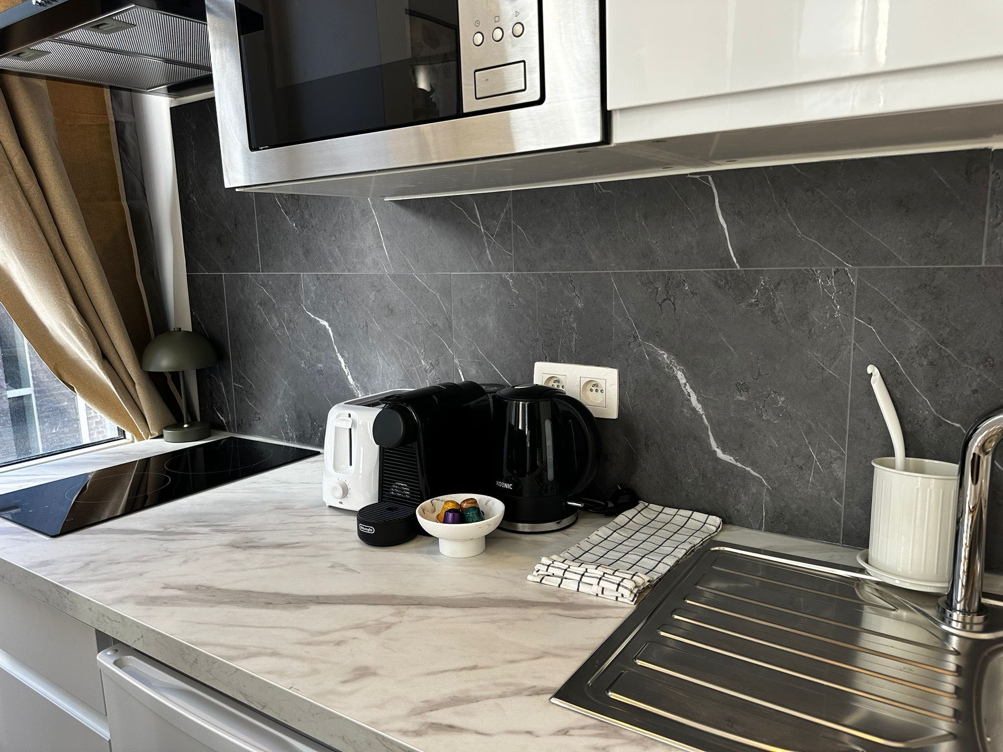 Basic Apartment | Private kitchen | Fridge, microwave, oven, stovetop