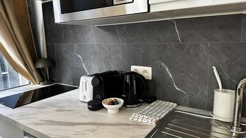 Departamento básico | Cocina privada | Refrigerador, microondas, horno y parrilla de estufa