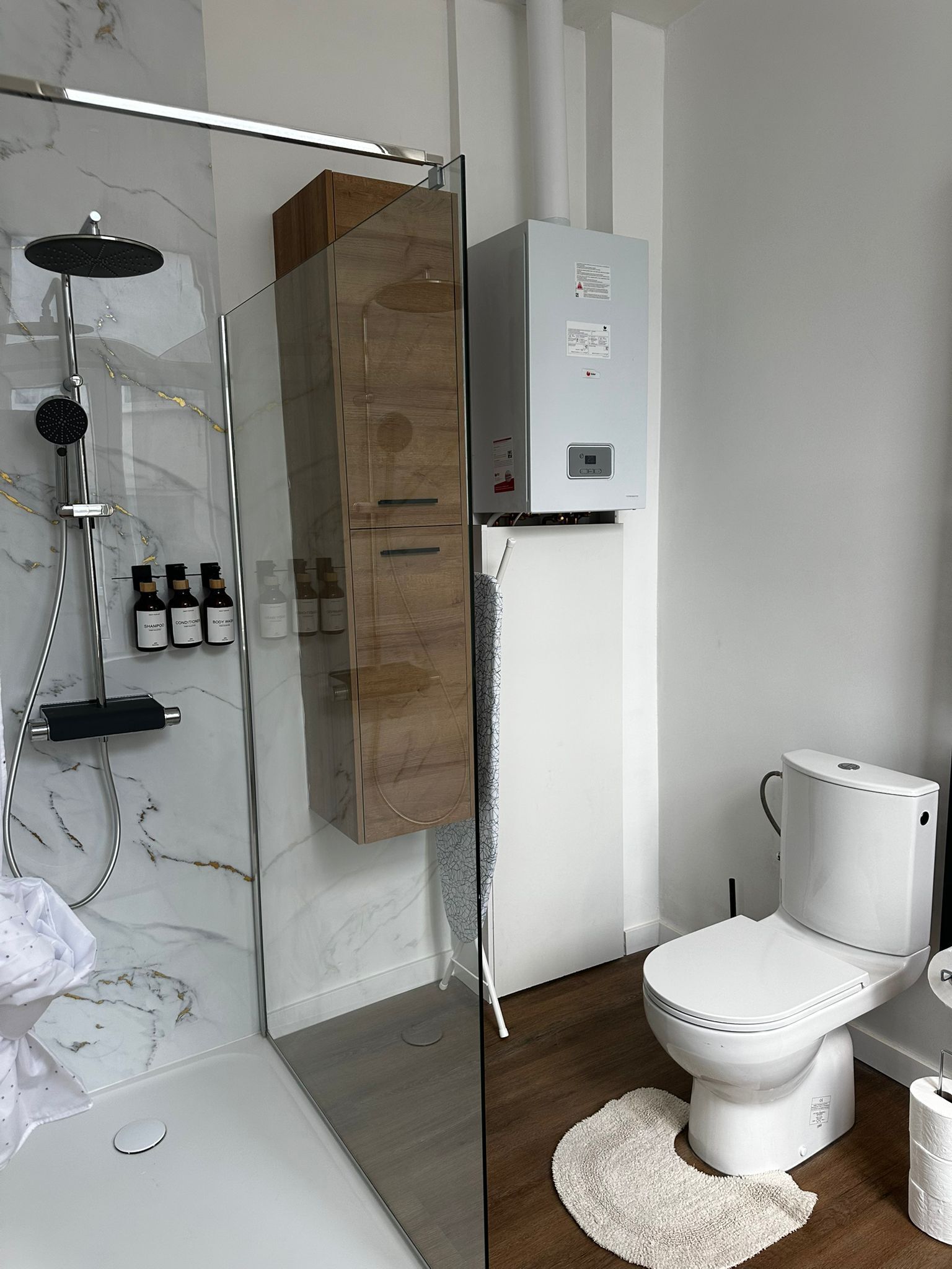 Eenvoudig appartement | Badkamer | Een douche, gratis toiletartikelen, een haardroger, handdoeken