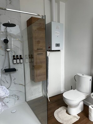Departamento básico | Baño | Regadera, amenidades de baño gratuitas, secadora de cabello, toallas