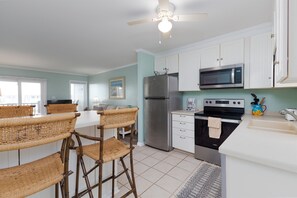 Kjøleskap, mikrobølgeovn, ovn og kokeplater