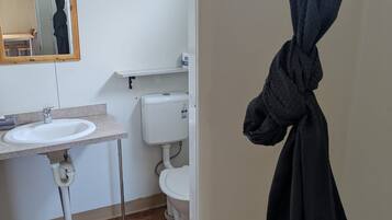 Un bagno con lavandino, WC e tenda della doccia.