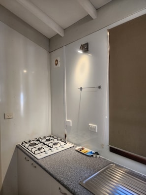 Geladeira, micro-ondas, cooktop, talheres/pratos/utensílios de cozinha