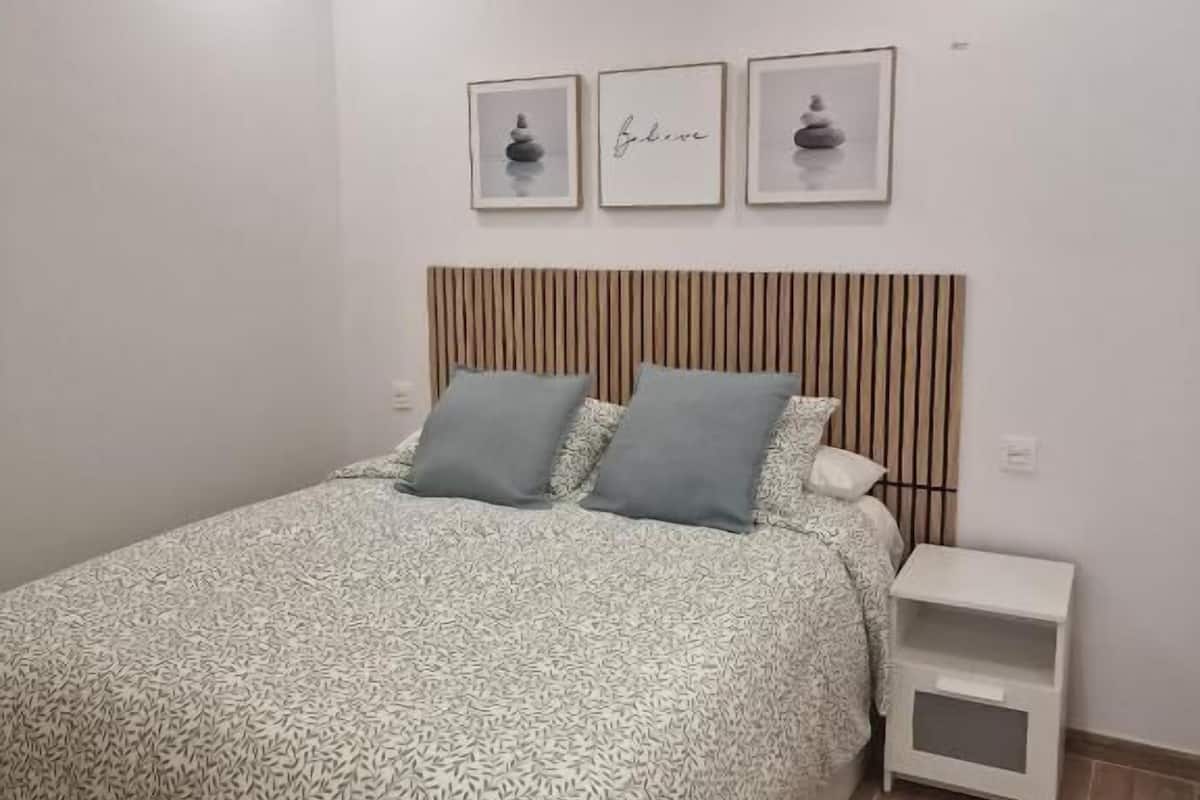 Apartamento | Escrivaninha, espaço de trabalho para notebook, quartos à prova de som