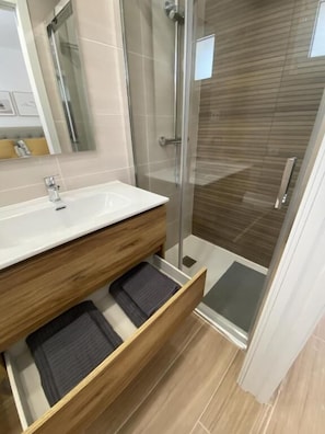Shower, free toiletries, hair dryer, towels - Apartamentos acogedores (Madrid)