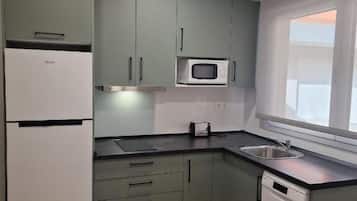 Refrigerador con freezer, microondas, placa de cocina, lavavajillas