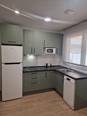 Full-size fridge, microwave, stovetop, dishwasher - Apartamentos acogedores (Madrid)