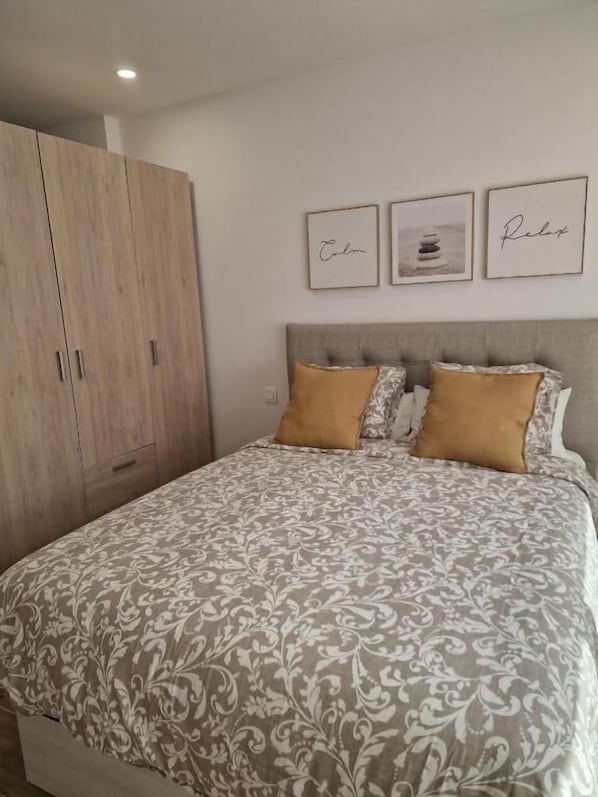 Apartamento 101 | Desk, laptop workspace, soundproofing, free WiFi