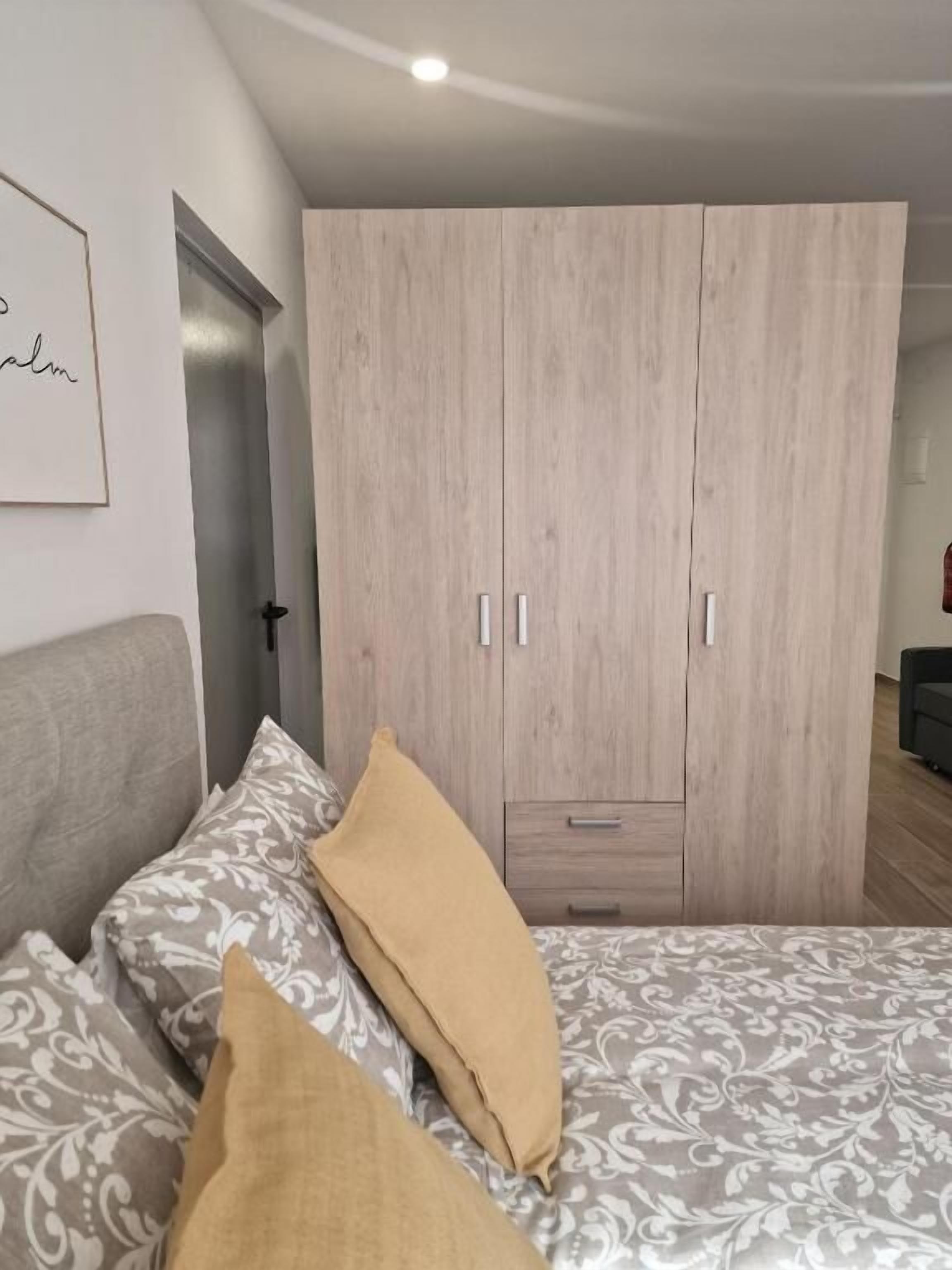 Apartment | Desk, laptop workspace, soundproofing, free WiFi