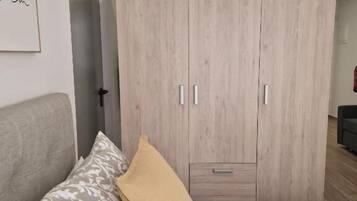 Apartment | Desk, laptop workspace, soundproofing, free WiFi