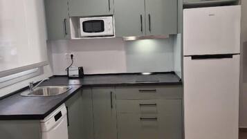 Apartamento, vista para a cidade | Cozinha privada | Geladeira grande, micro-ondas, cooktop, lava-louças