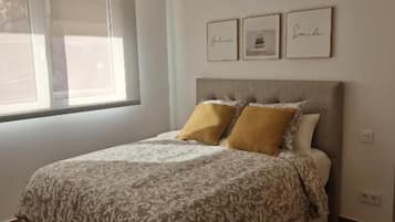 Escritorio y espacio para trabajar con laptop