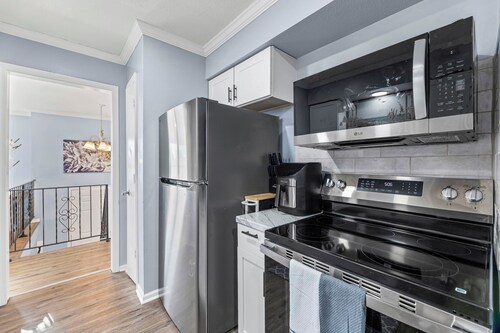 Tranquil 3-bedroom Duplex in Olathe KS with 1King 1Queen, 1 Full and 1 Crib beds