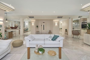 Living area - 5-Bedroom Sea-View Penthouse with Huge Private Terrace. Perfect for families (Ashdod)