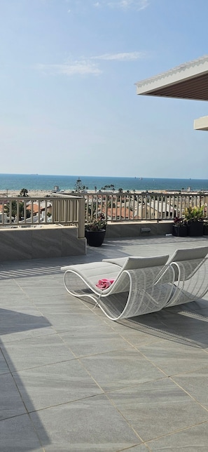 Terrace/patio - 5-Bedroom Sea-View Penthouse with Huge Private Terrace. Perfect for families (Ashdod)