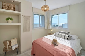 Room - 5-Bedroom Sea-View Penthouse with Huge Private Terrace. Perfect for families (Ashdod)
