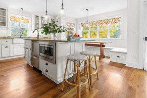 ثلاجة، ميكروويف، فرن، موقد طهي مسطح