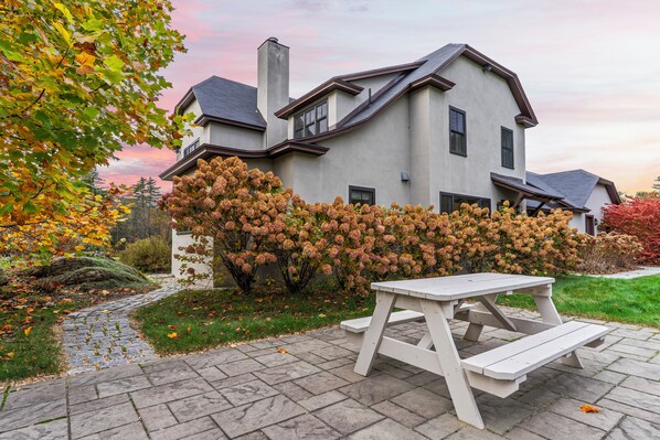 A house with a stone pathway leading to a picnic table. - Spacious Living, Covered Porch & Forest Setting | Beaver Creek by AvantStay (Stockbridge)