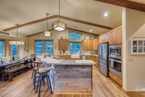 ثلاجة، ميكروويف، فرن، موقد طهي مسطح