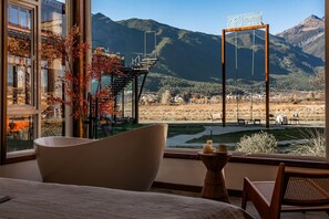 Premium bedding, individually furnished, laptop workspace - Lijiang Tennessee farmhouse hotel (Lijiang)
