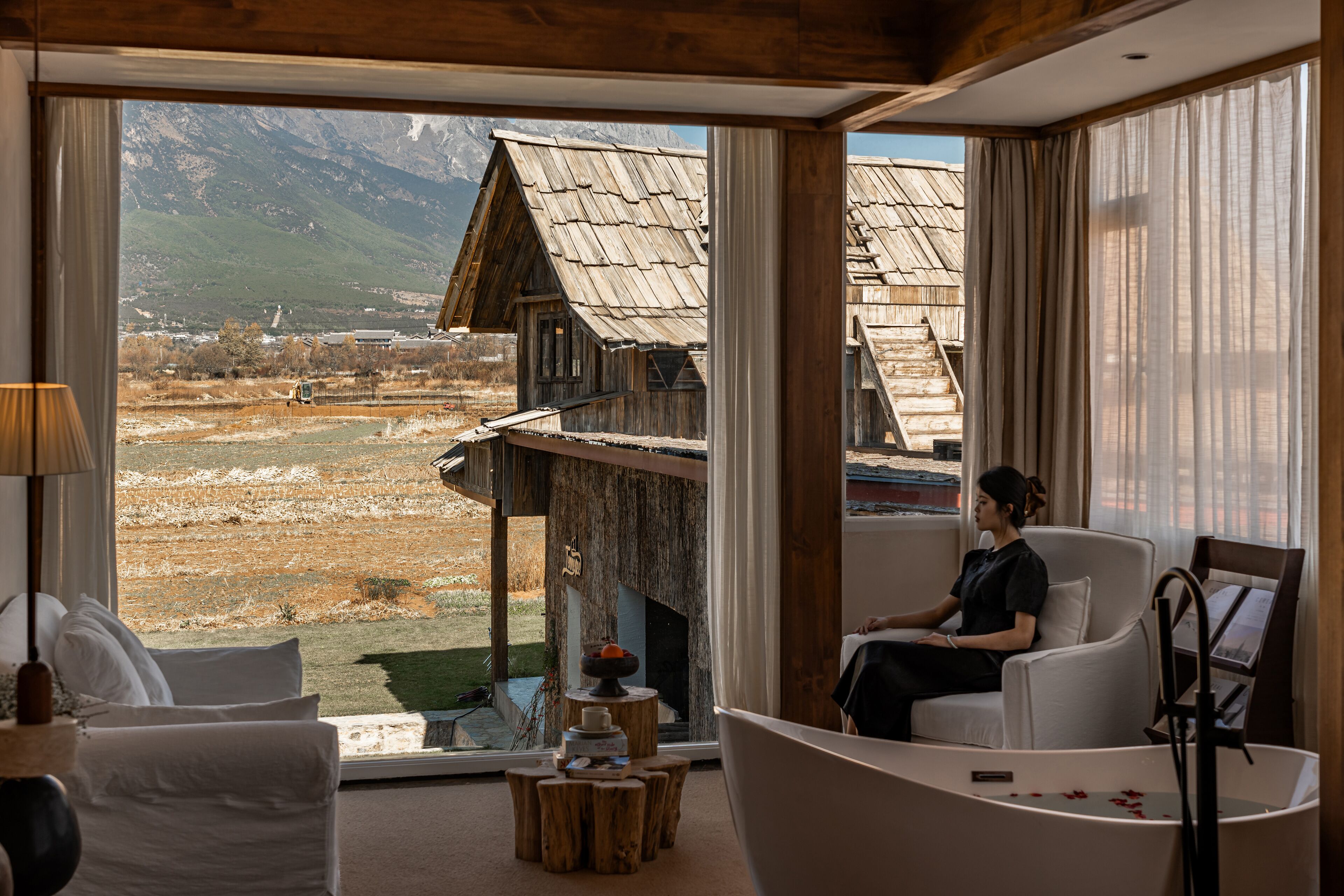 Habitación doble Deluxe, 1 cama King size, para no fumadores, vista a la montaña | Ropa de cama de alta calidad y muebles diferentes 