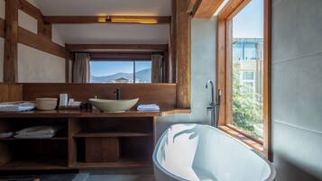 Artículos de tocador gratuitos, secador de pelo, toallas, jabón