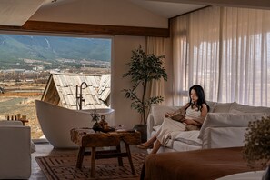 Suite estudio senior, patio, vista a la montaña | Wifi gratis 