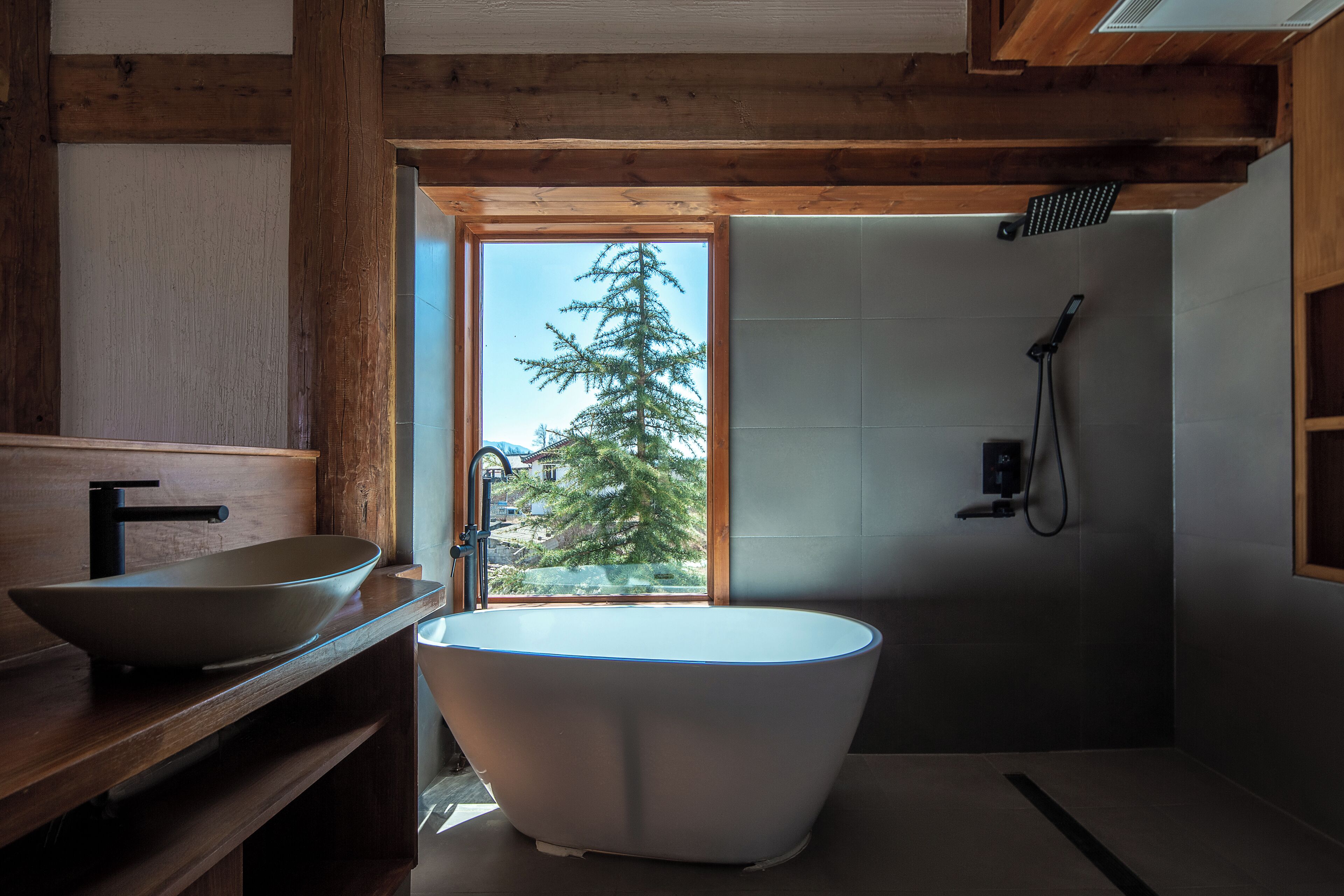 Senior Single Room, Balcony, Mountain View | Bathroom | Rainfall showerhead, free toiletries, hair dryer, slippers
