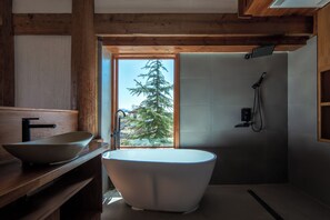 Senior Tek Kişilik Oda, Balkon, Dağ Manzaralı | Banyo | Geniş duş başlığı, ücretsiz banyo/kozmetik ürünleri 