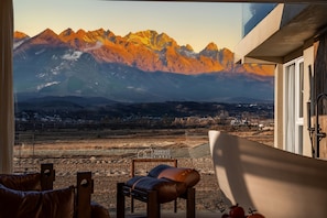 Premier-Doppelzimmer, Terrasse, Hügelblick | Hochwertige Bettwaren, individuell eingerichtet