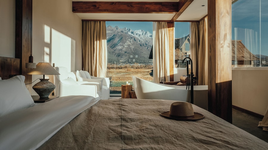 Lijiang Tennessee farmhouse hotel