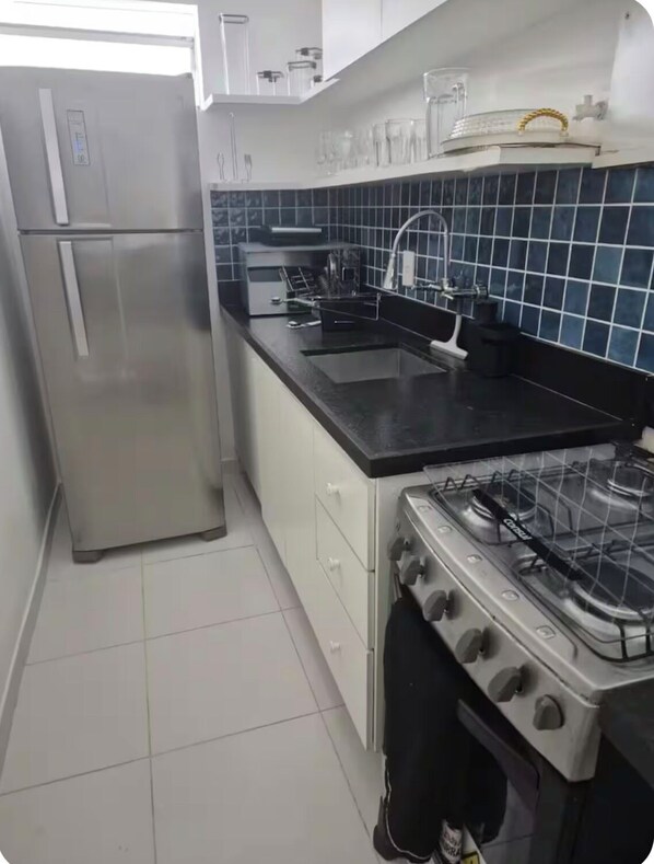 ثلاجة، ميكروويف، فرن، موقد طهي مسطح