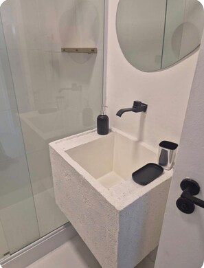Regadera, toallas, jabón, papel de baño