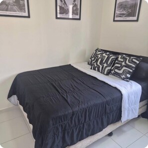 2 عدّة غرف نوم ومكواة/لوح كي وواي فاي مجانًا وملاءات أسرّة