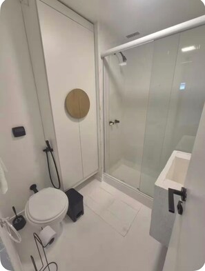 Regadera, toallas, jabón, shampoo