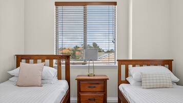 3 bedrooms, desk, iron/ironing board, WiFi