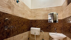 Un baño con inodoro, lavabo y ducha.