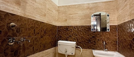 Asrama Umum, hanya perempuan | Kamar mandi | Kombinasi shower/bathtub, perlengkapan mandi gratis, sabun, dan sampo